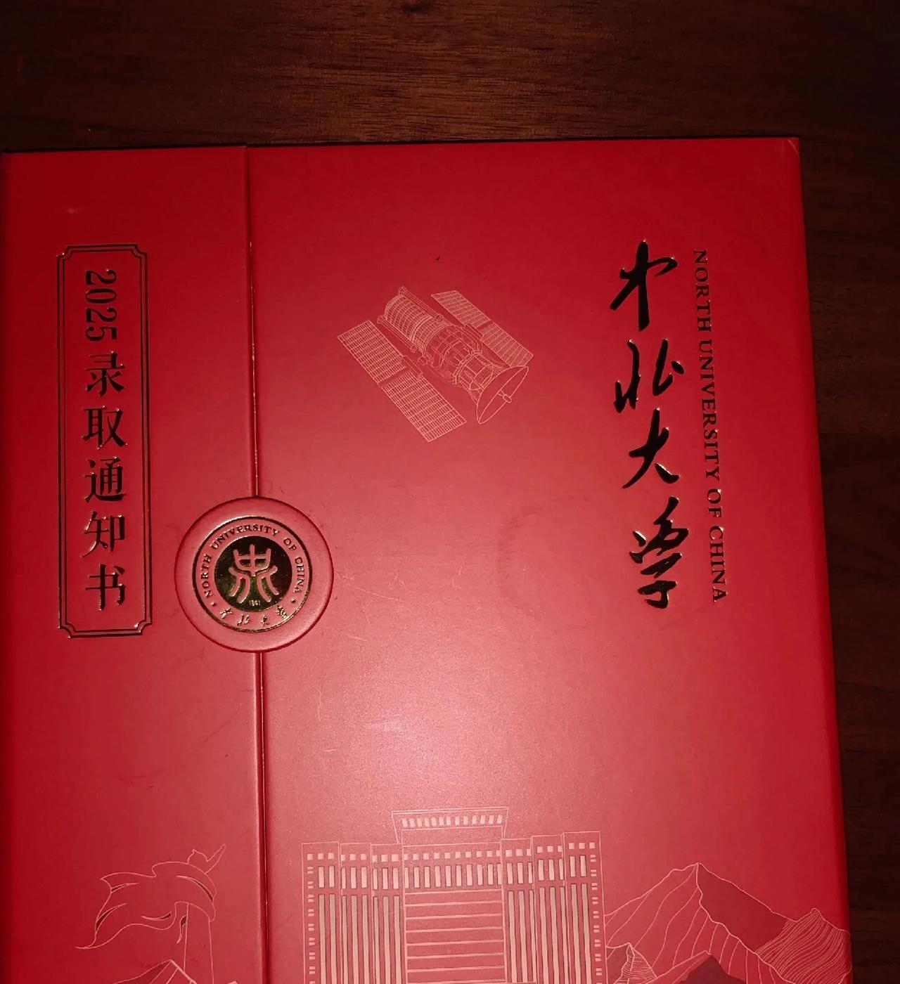今天去参加发小儿子的升学宴，发小逐桌敬酒。敬到我们这桌时，他一个朋友随口问：
