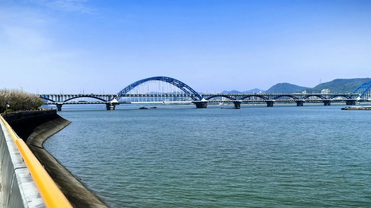 杭州的水，那真是一绝！千岛湖水已经很好了，清澈纯净，可虎跑水更胜一筹。虎跑泉被誉