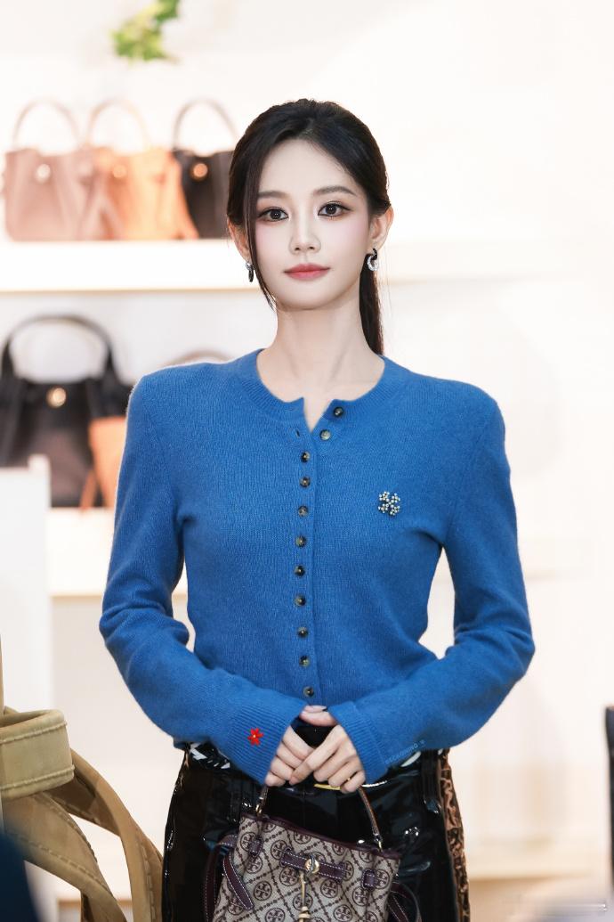 李一桐全包眼线好美好美啊~​​​
