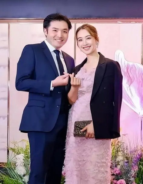 朱千雪携夫亮相被吐槽老公长相与TVB续约引期待