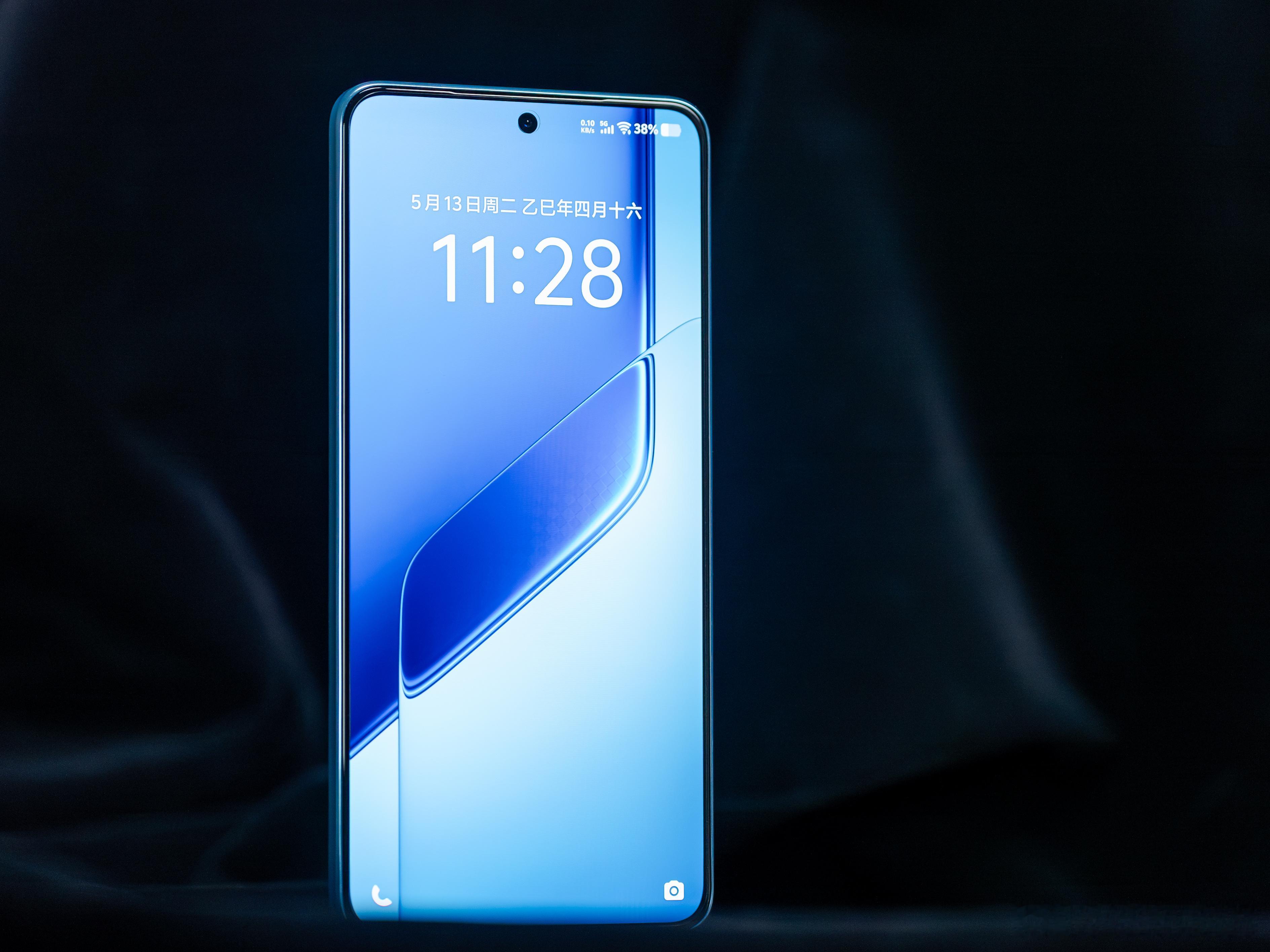 真机外观终于解禁，给iQOONeo10Pro+拍了组图，你们可以感受下。依旧
