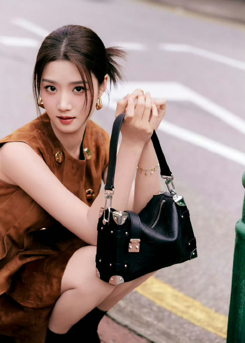 卢昱晓冷脸是要美鲨了，卢昱晓飞机上也在看剧本，谁懂这个晓晓的努力程度啊，请所有剧