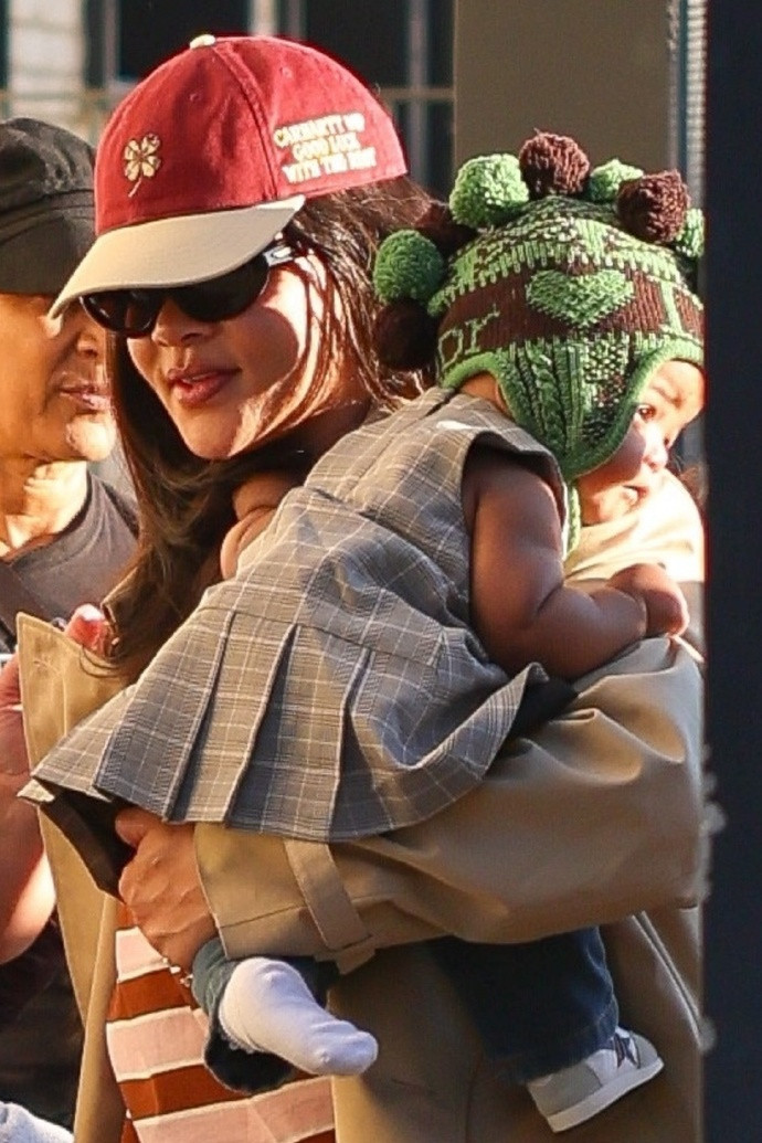 蕾哈娜抱娃出街蕾哈娜抱着自己的女儿Rocki首次公开亮相~