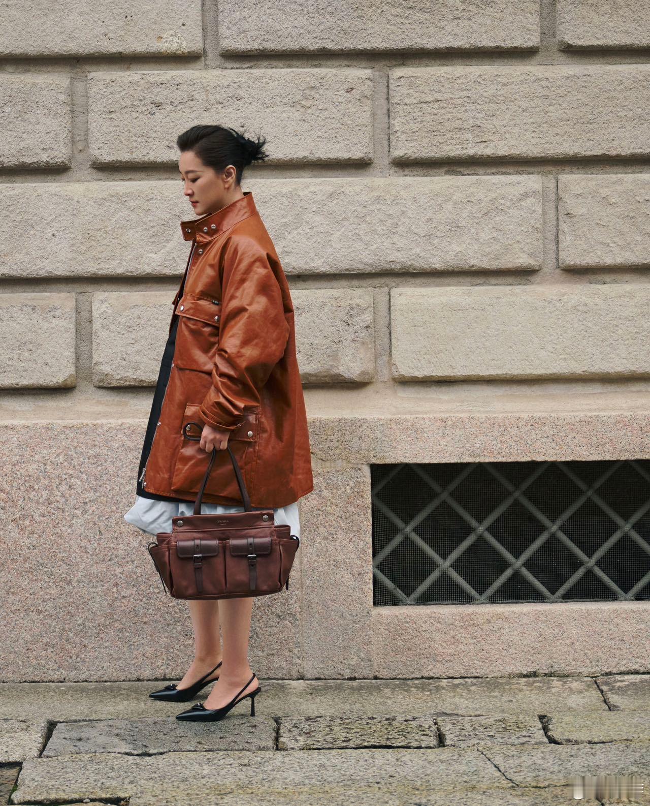 贾玲大导风采贾玲这气场真的没话说，米兰时装周上往那一站，知性又飒爽，独属于大导的