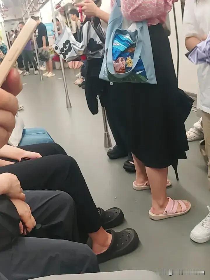 广州地铁6号线，被很多通勤族调侃为“众生平等专线”。整条线路全长三十多公里，跨荔