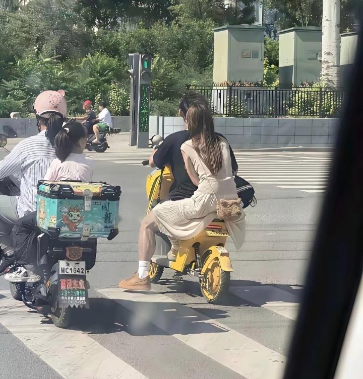 实话试过，第一眼看过去有没有被这个美女“粗壮的大腿”吓一跳😱😮，反正我第一眼