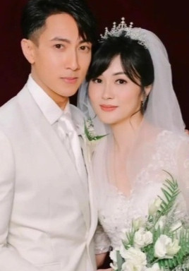 吴尊和老婆林丽吟长的挺像的，他老婆不是网上说的不好看，吴尊女儿也这么大了。