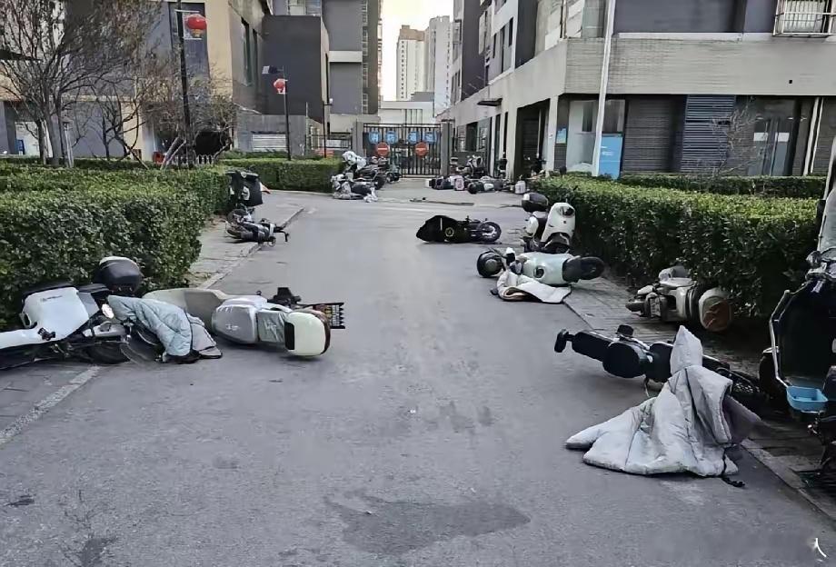 今天北京的风有多大一百多斤的我也被吹摔了，电动车完全控制不住，只能被迫停下来，风