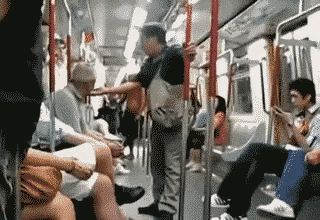 白发老者一站起来输赢已见分晓。地铁上站着的黑发男子与坐着的白发男子发生了纠纷，