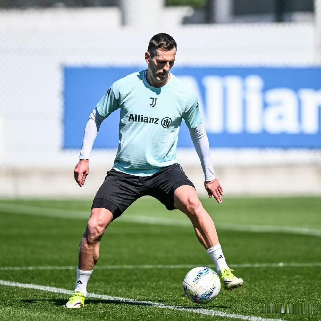 尤文官方大米哥伤情👀在当地时间4月14日的训练中出现肌肉问题后，米利克于今早