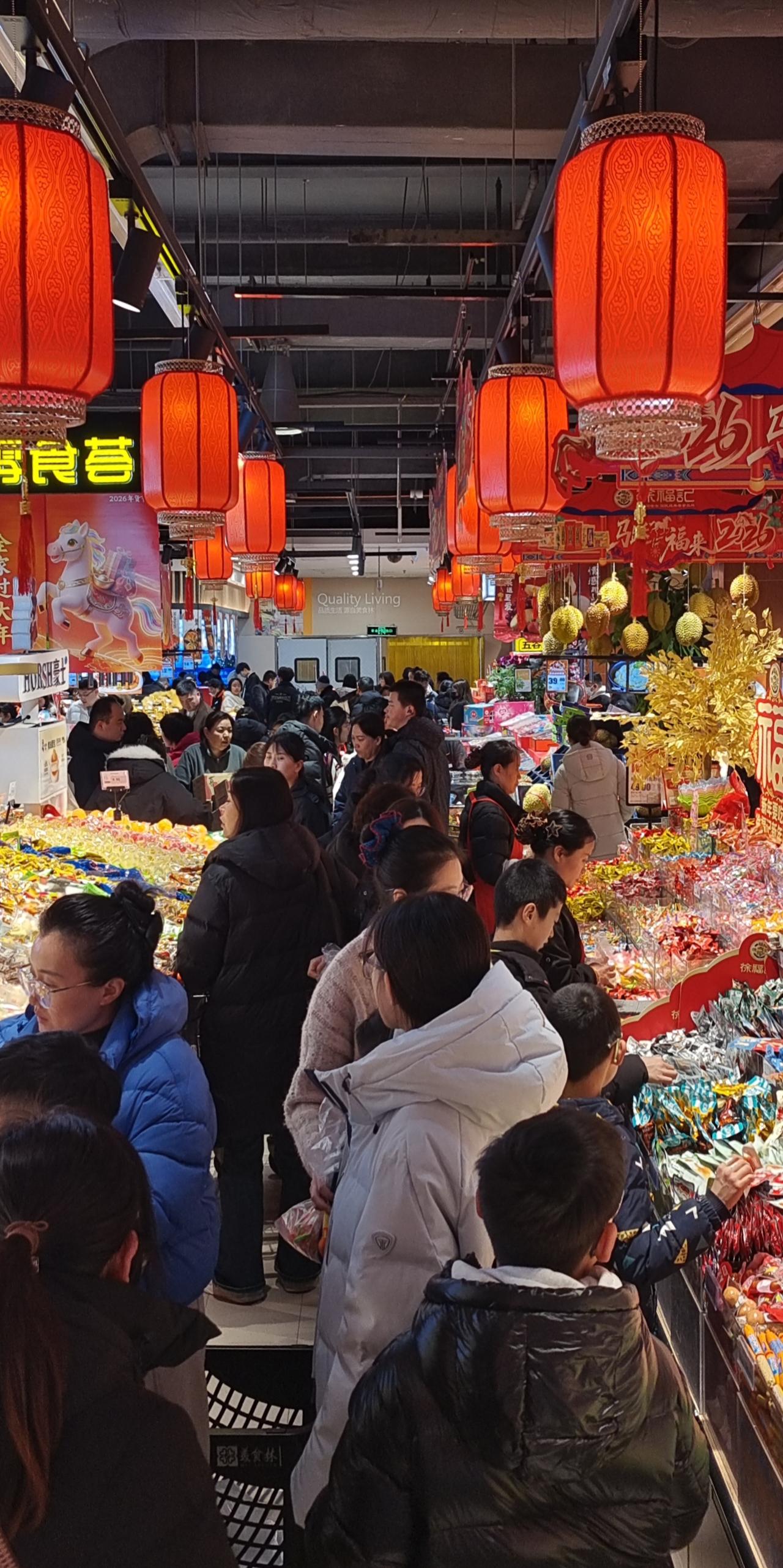 这才是年味儿。乌泱泱的人群，琳琅满目的商品。那叫一个热闹啊