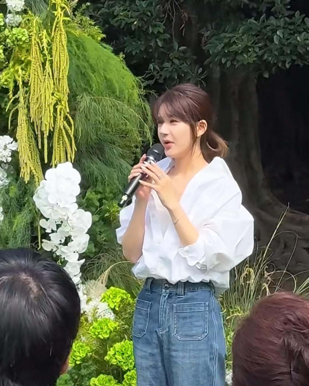 多好的一个姑娘！赵露思国庆假期去参加朋友的婚礼穿衣打扮很是亲民，整个人看着很低