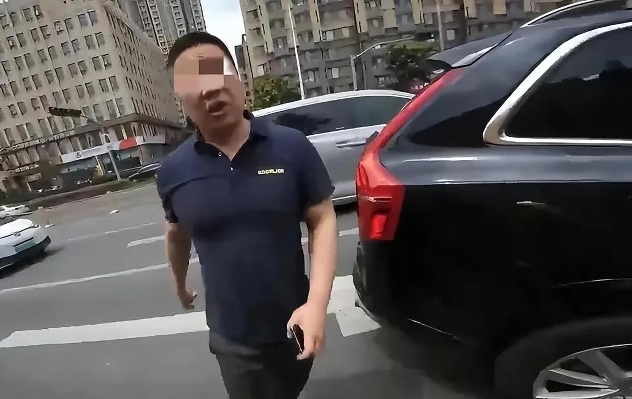 知道中联重科男主角为啥开沃尔沃不？与豪不豪华没关系，主要是安全。就他平时这个张