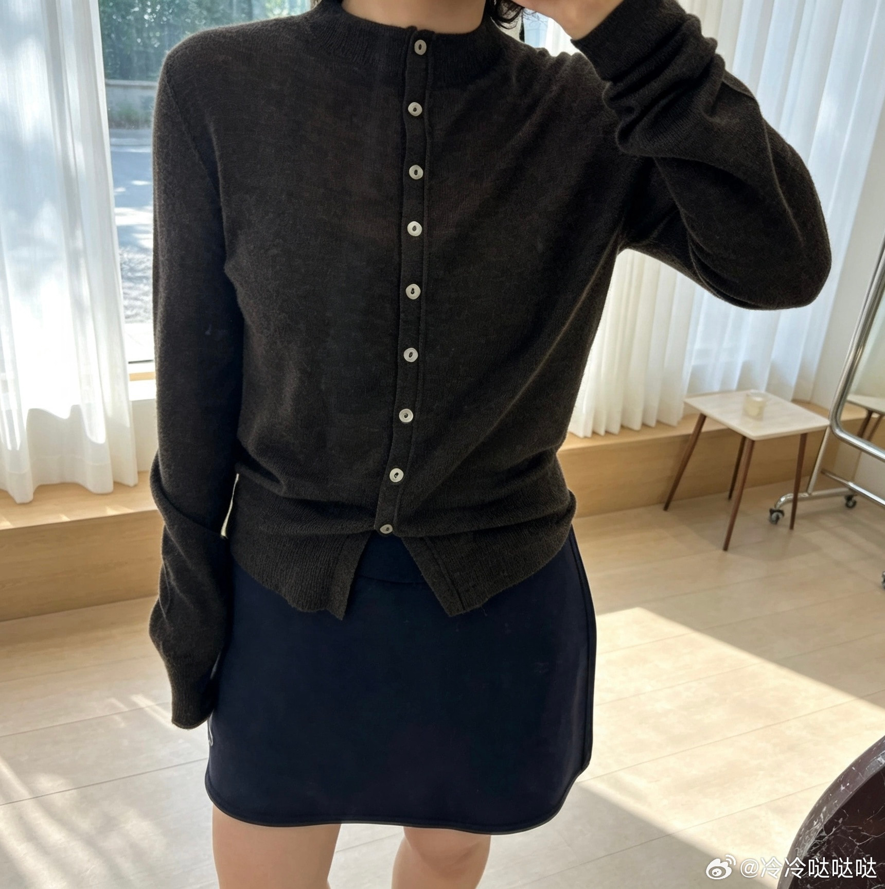 前两天去商场逛街，试了一件针织衫，就是普通混纺布料，款式还不错，价格小2000，