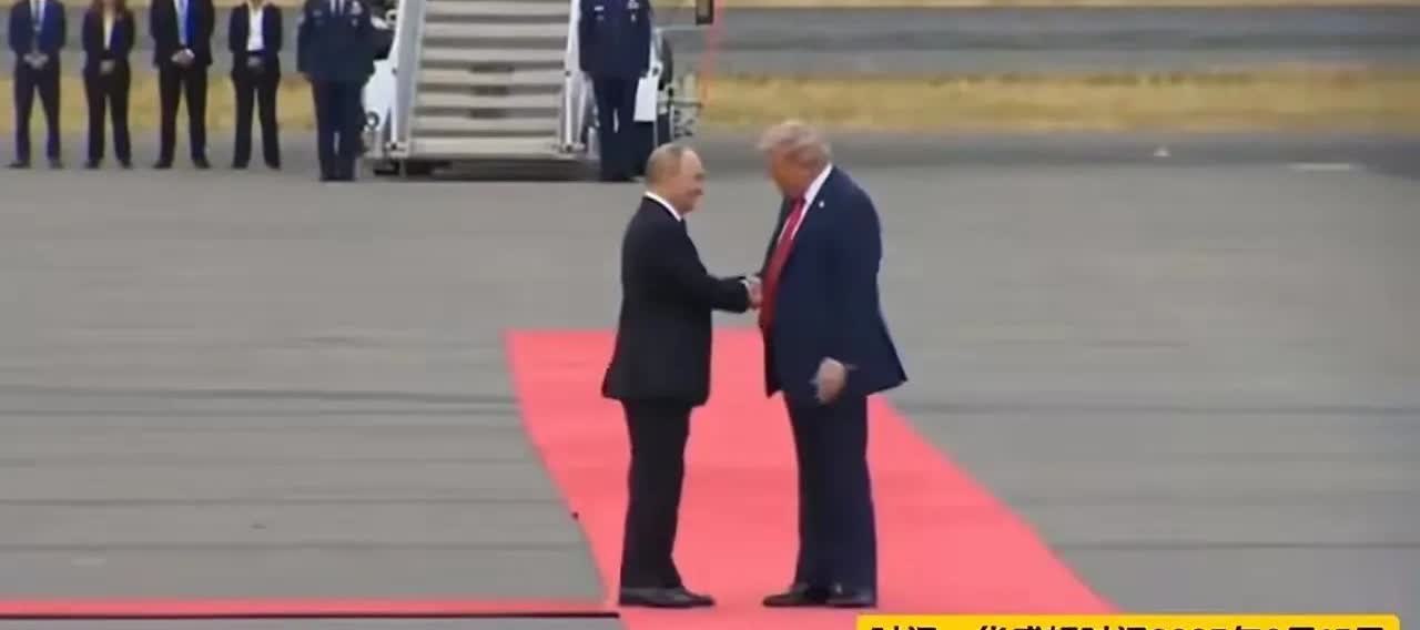 两条红毯一样宽吗？有人硬要说横、直两条红毯是一样宽的，这不抬杠吗？天