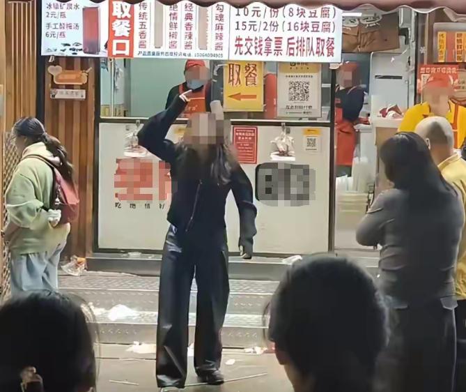 “周扒皮都甘拜下风！”山东济南，一女子大年初五要回杭州上班，想跟父亲吃顿饭，就在