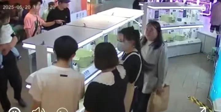 店员无故遭女子掌掴后续，当事人孟女士介绍，5月20日那天，打人女子的妈妈问孟女士