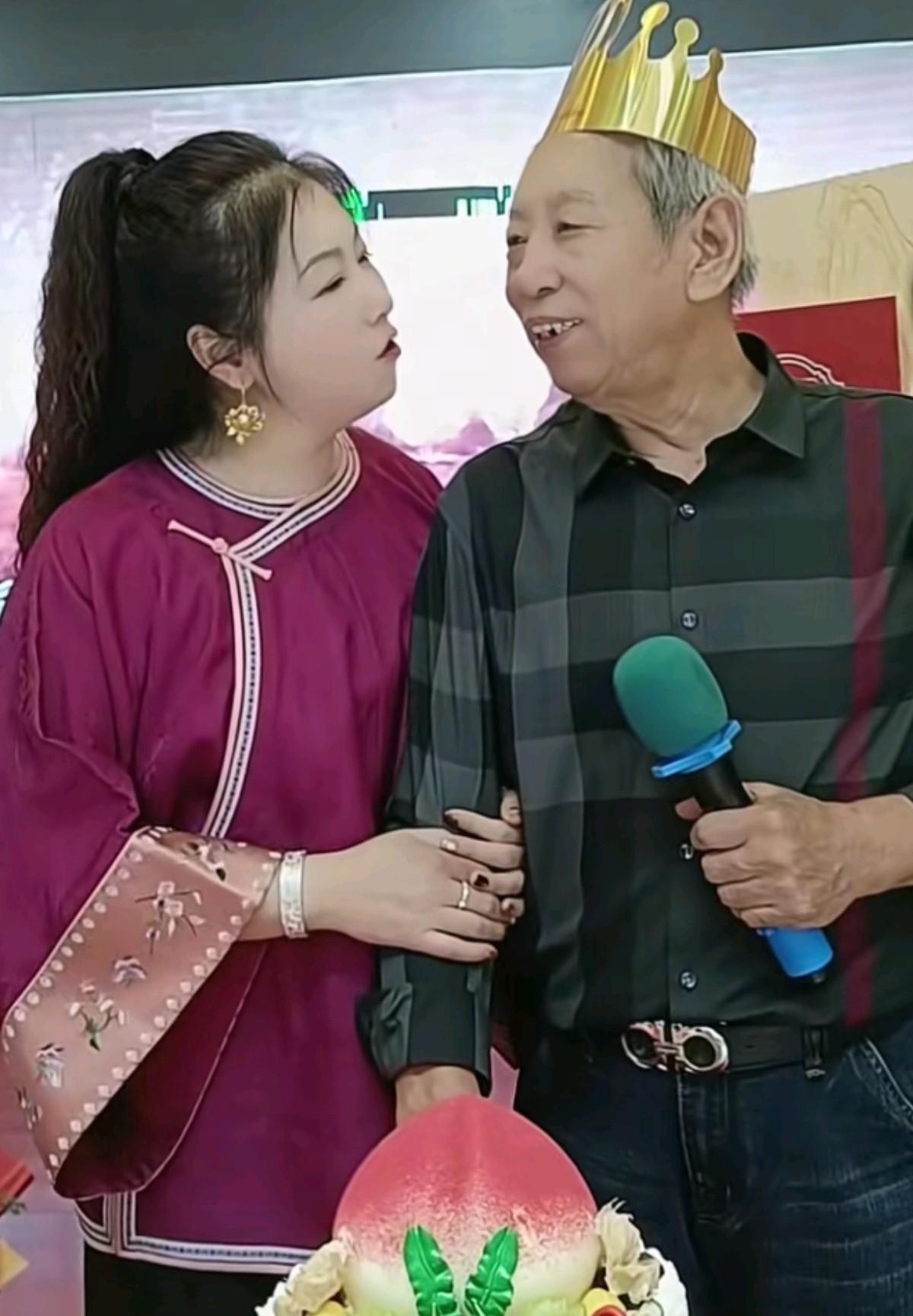 #相声界恩怨情仇#佟有为80大寿，与妻子秀恩爱。最近这几天，天津有三位相声名