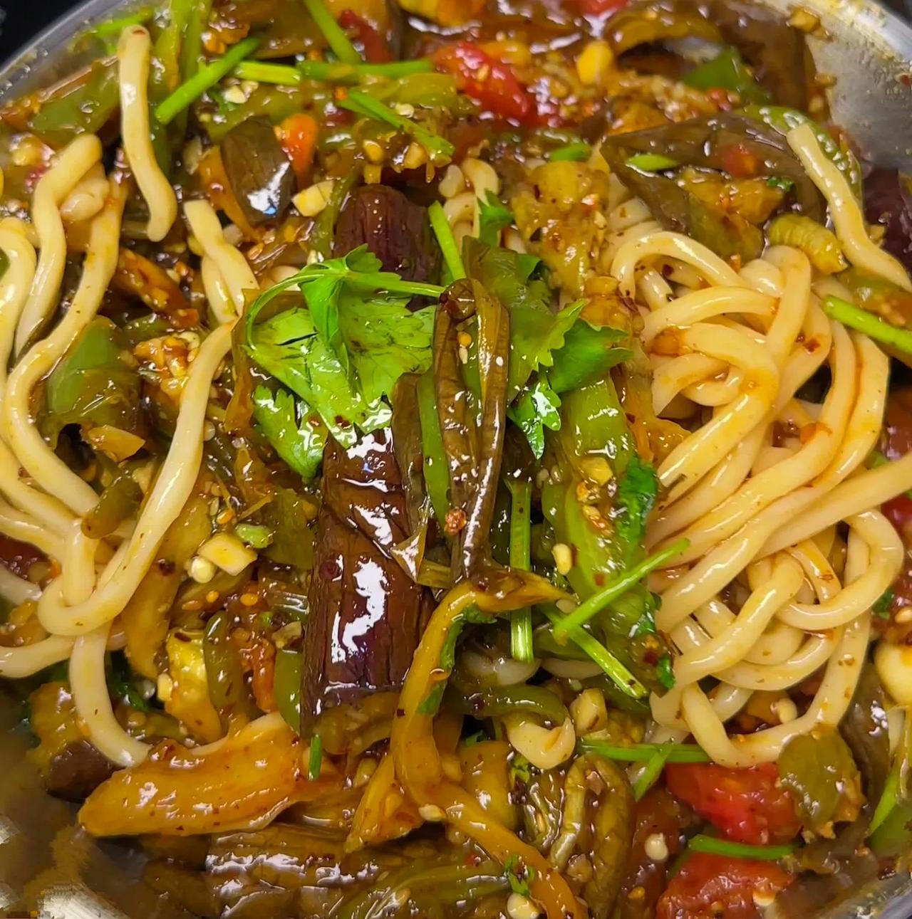 自从上次网购了东北大酱后，就迷恋上了做各种拌面吃。以往早餐都是鸡蛋豆浆、红薯