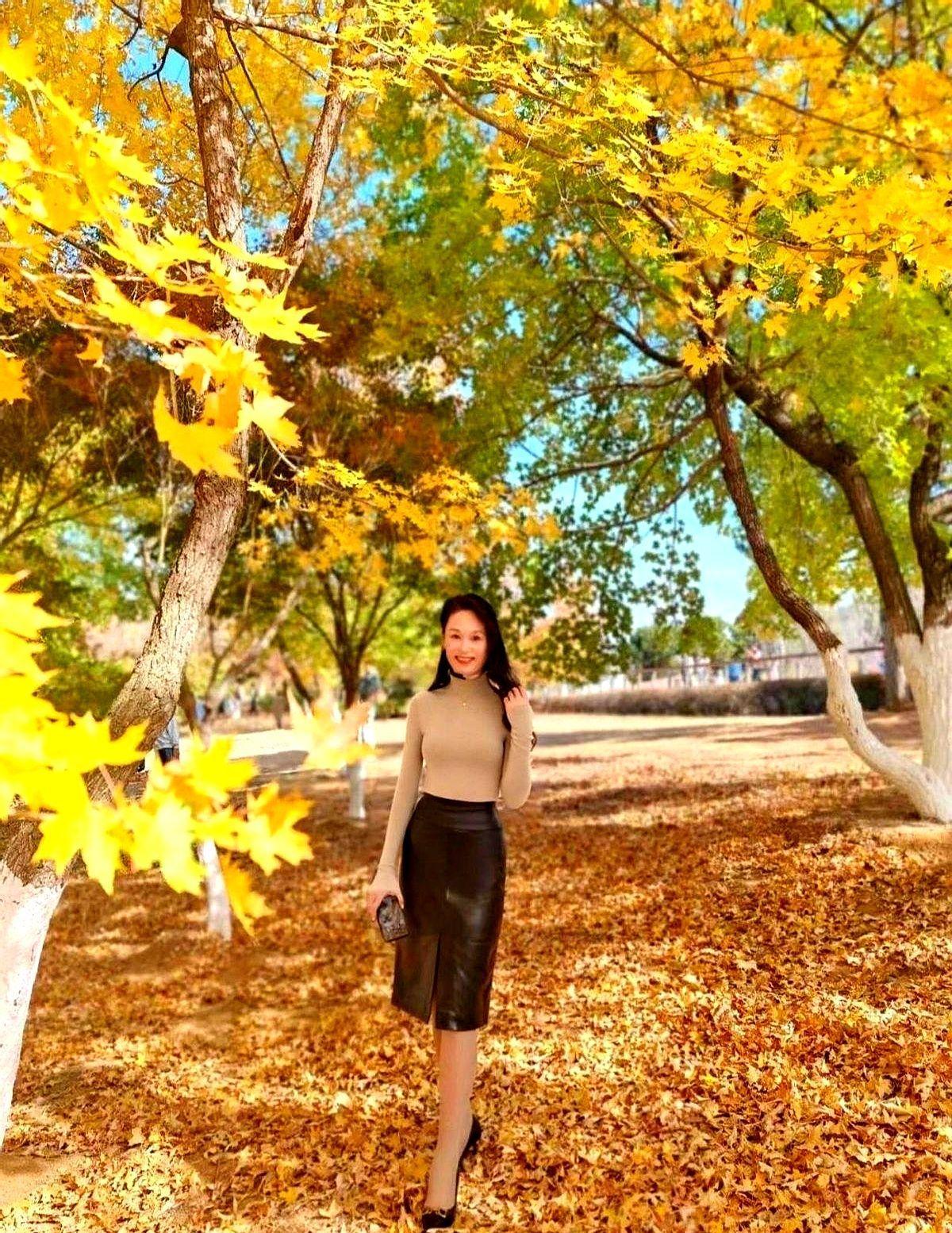 55岁阿姨穿上200块的光腿神器，不是图好看，是膝盖不冷了。以前穿袜子，能不破