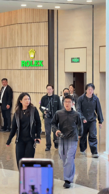 男明星里好久没看见像邓凯这样的薄底鞋了，真的看够了男明星的厚底鞋，内增高和高跟鞋