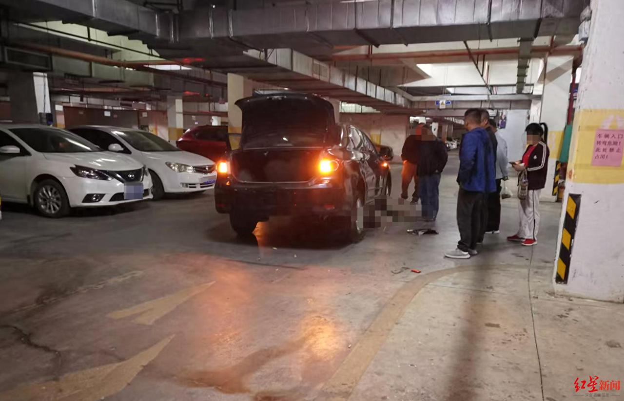 悲剧还是发生了！广西来宾，一名公职男子晚上开车回小区地库，拐弯时碾到躺在车道上的