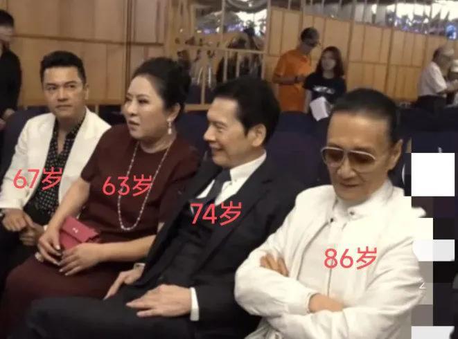 镜头中63岁时的向太珠圆玉润,皮肤紧致,比同龄人已年轻太多,可同框67岁比她大4