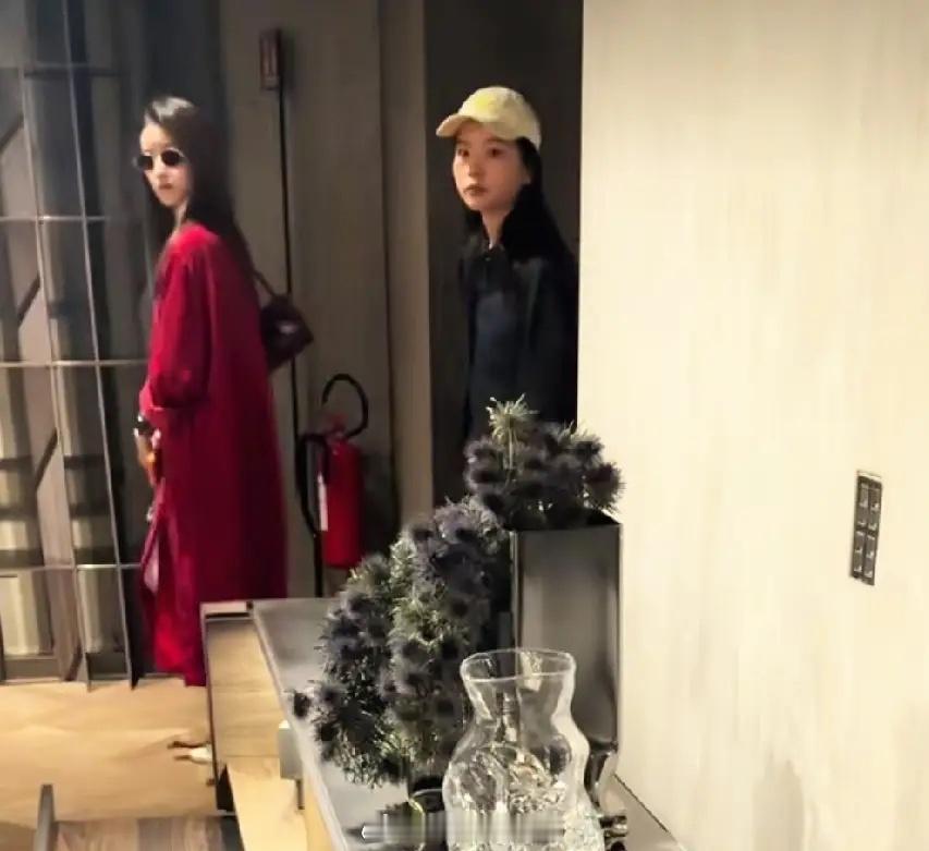 有网友在意大利偶遇章泽天，她好瘦啊，薄薄的一片！果然少女感，瘦是关键，她很自律，