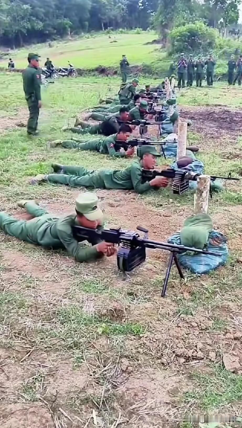 东南亚少数民族武装，使用的装备看着真不错，这可是威力强大的通用机枪啊。这么多人