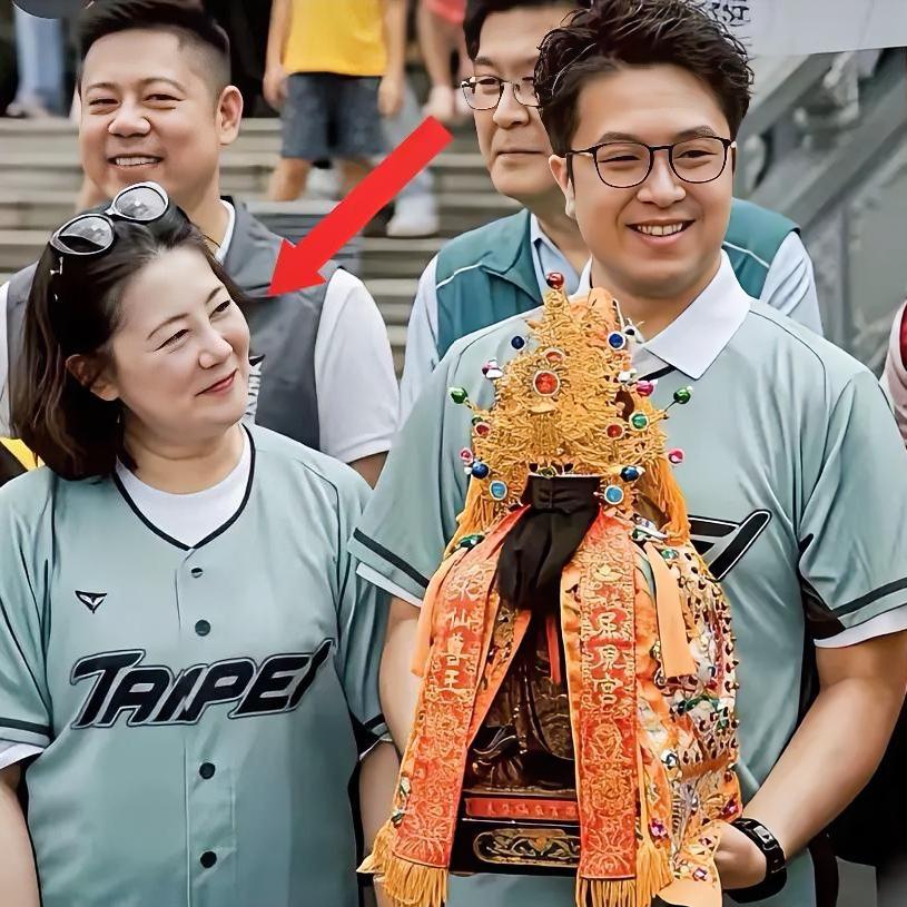 台湾地区当下那些所谓“选举”，真是可笑、可悲又可恨像沈伯洋那样的跳梁小丑，竟
