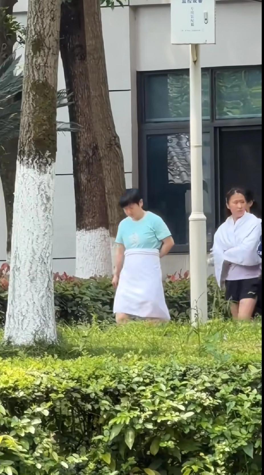 孙颖莎的“万能大白巾”，承包了训练场外的所有可爱✨谁懂啊！刷到莎莎训练完的