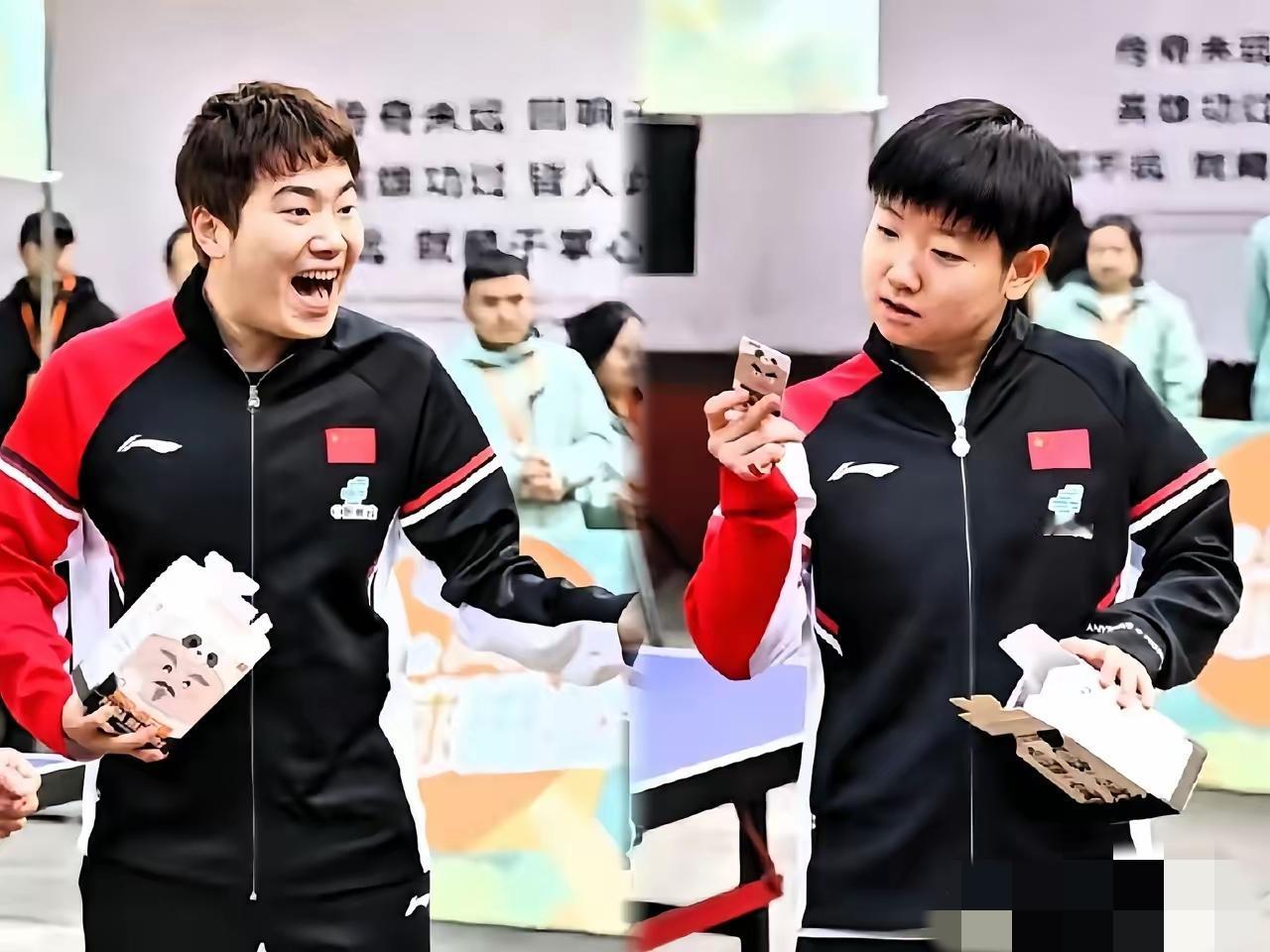 莎莎这团宠待遇直接拉满！甜甜刚抽完盲盒，连犹豫都没有就塞给了她，这哥哥的宠溺简直