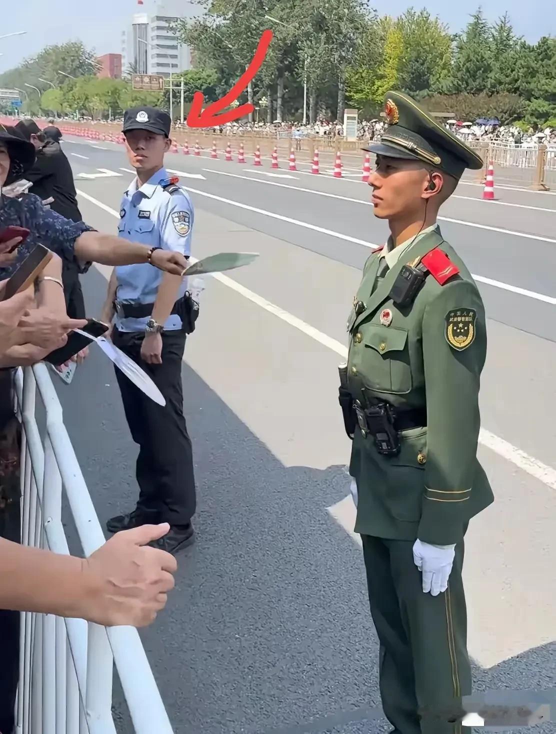 男人哭吧不是罪！昨天阅兵时，一位民警和一位武警兵哥哥一同维持秩序。有意思的是