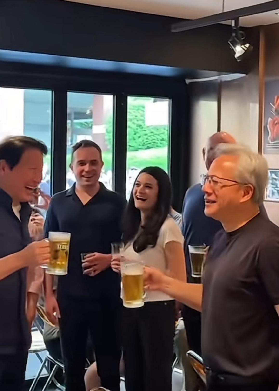 黄敏珊男友罕见现身！近日，英伟达CEO黄仁勋访韩期间，与SK集团董事长崔泰源
