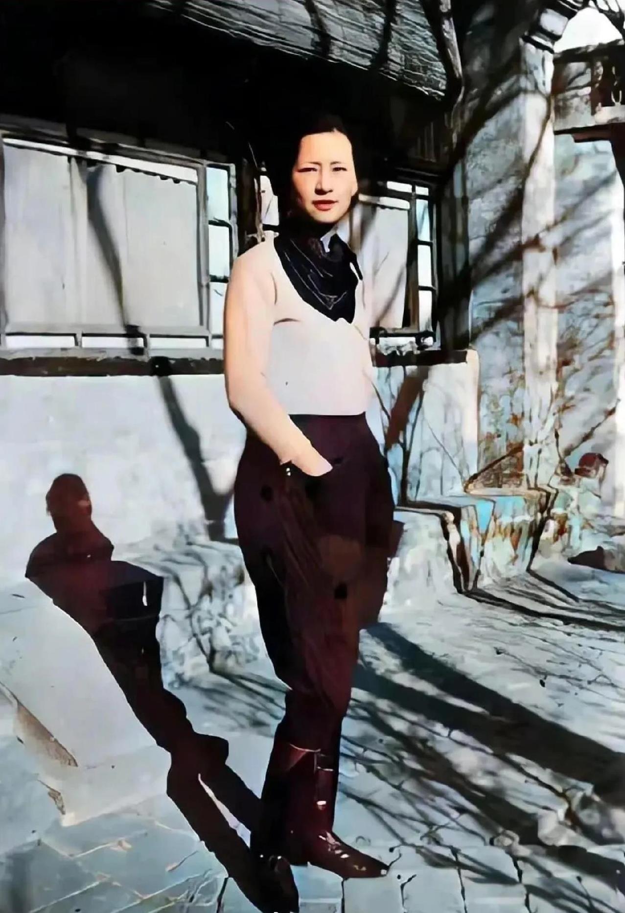 你能认出这个时髦女生是谁吗？