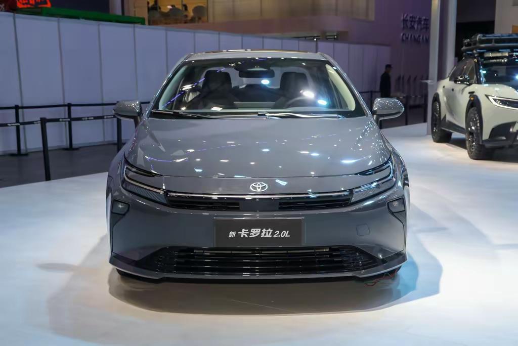 说真的，新一代卡罗拉这一亮相，动静可真不小。全新前脸、轴距加长，还新增了2.0L