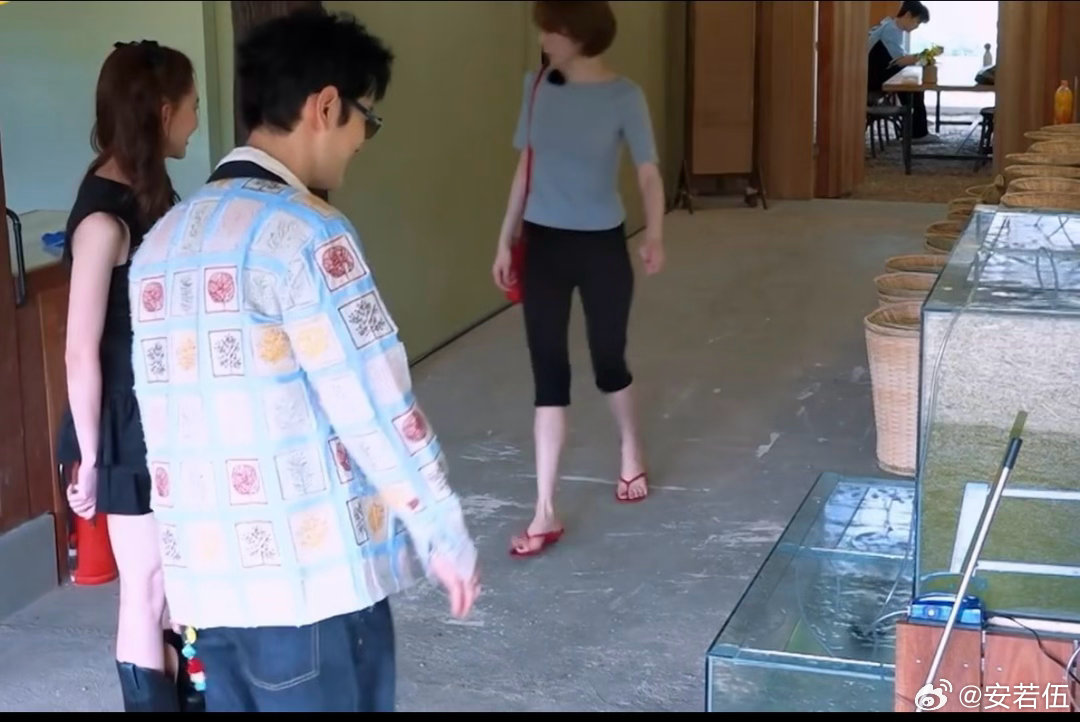 姜妍走过来这段刘梅下班了刷到姜妍走路这段反复回看，身材高挑体态绝佳，韵味十足。越
