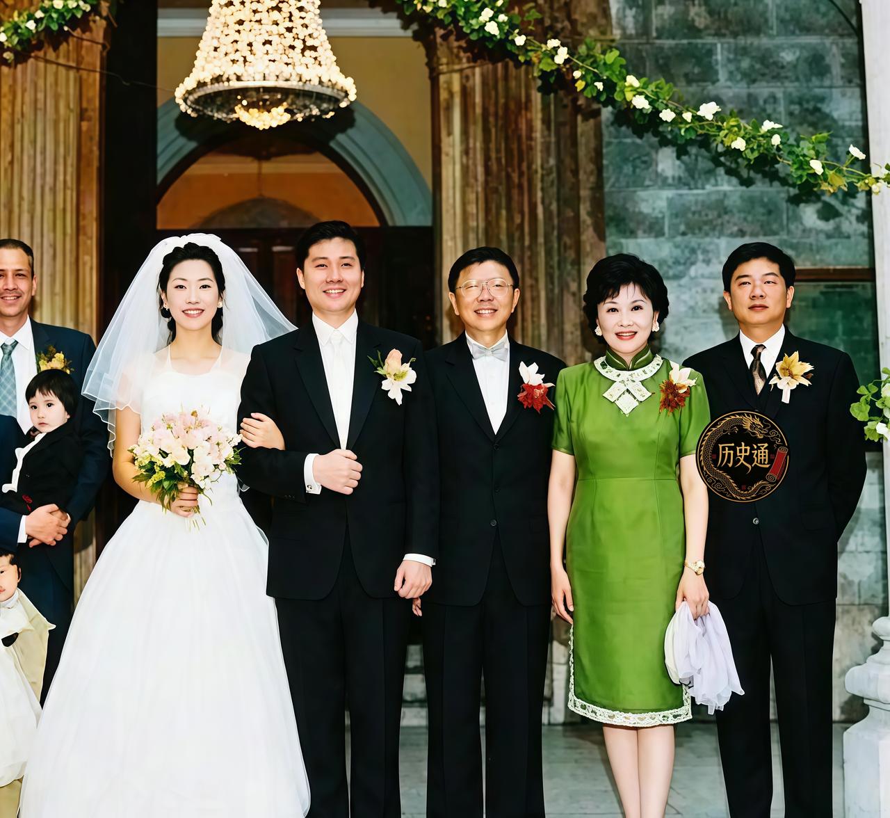 这场婚礼上站着个穿绿旗袍的女人。她六十多岁，脸上添了皱纹，气场却叫人一眼压住全场
