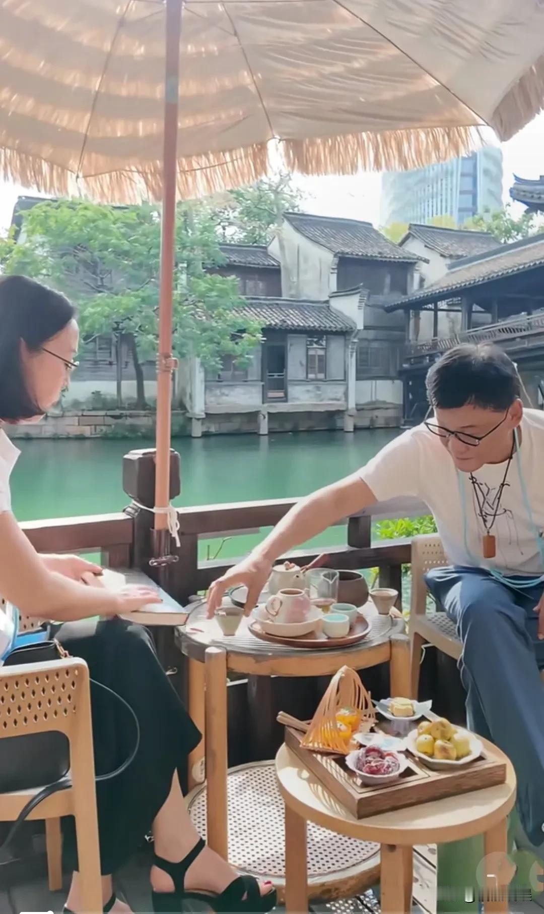 都说爱与不爱都藏在细节里，这“白月光”的威力好大啊！李国庆和张丹红在乌镇的途中