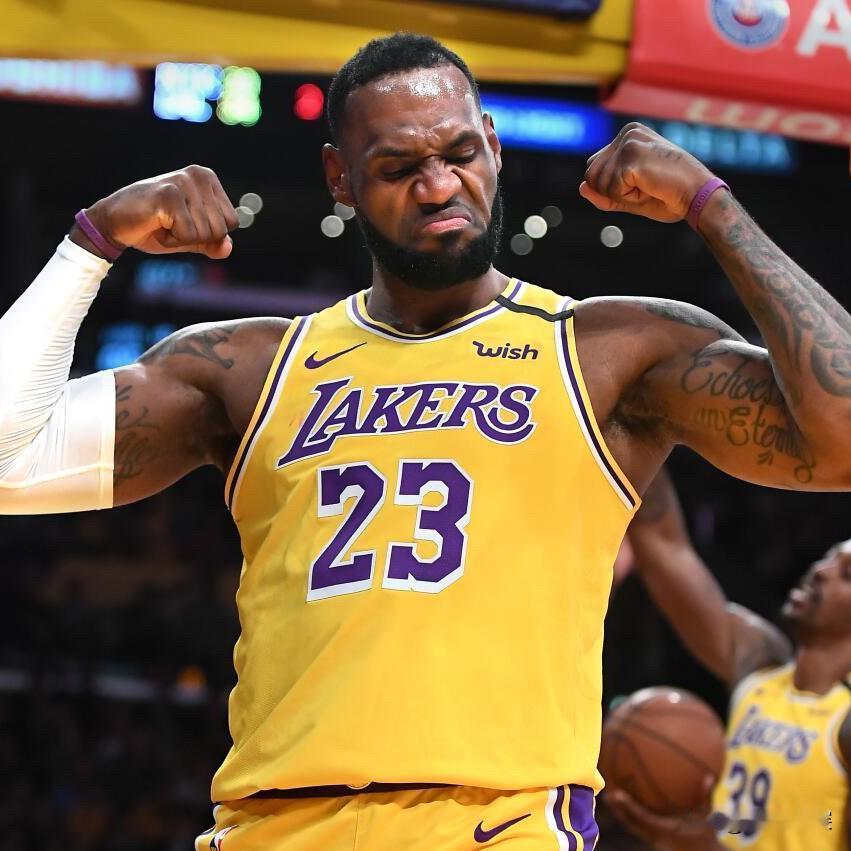 詹姆斯给了NBA狠狠一击！Shams报道詹姆斯要缺席新赛季开局近1个月，也就是