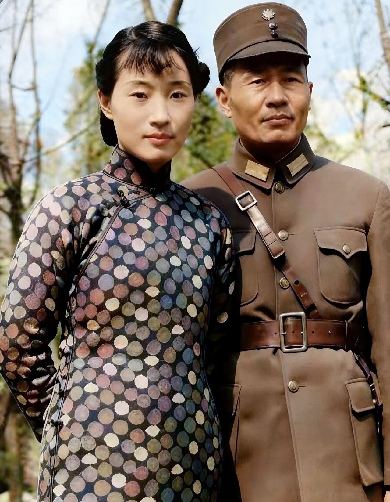 这是1935年刘文辉与第三任妻子杨蕴光。杨蕴光的年龄应该比刘文辉小很多。但在过去