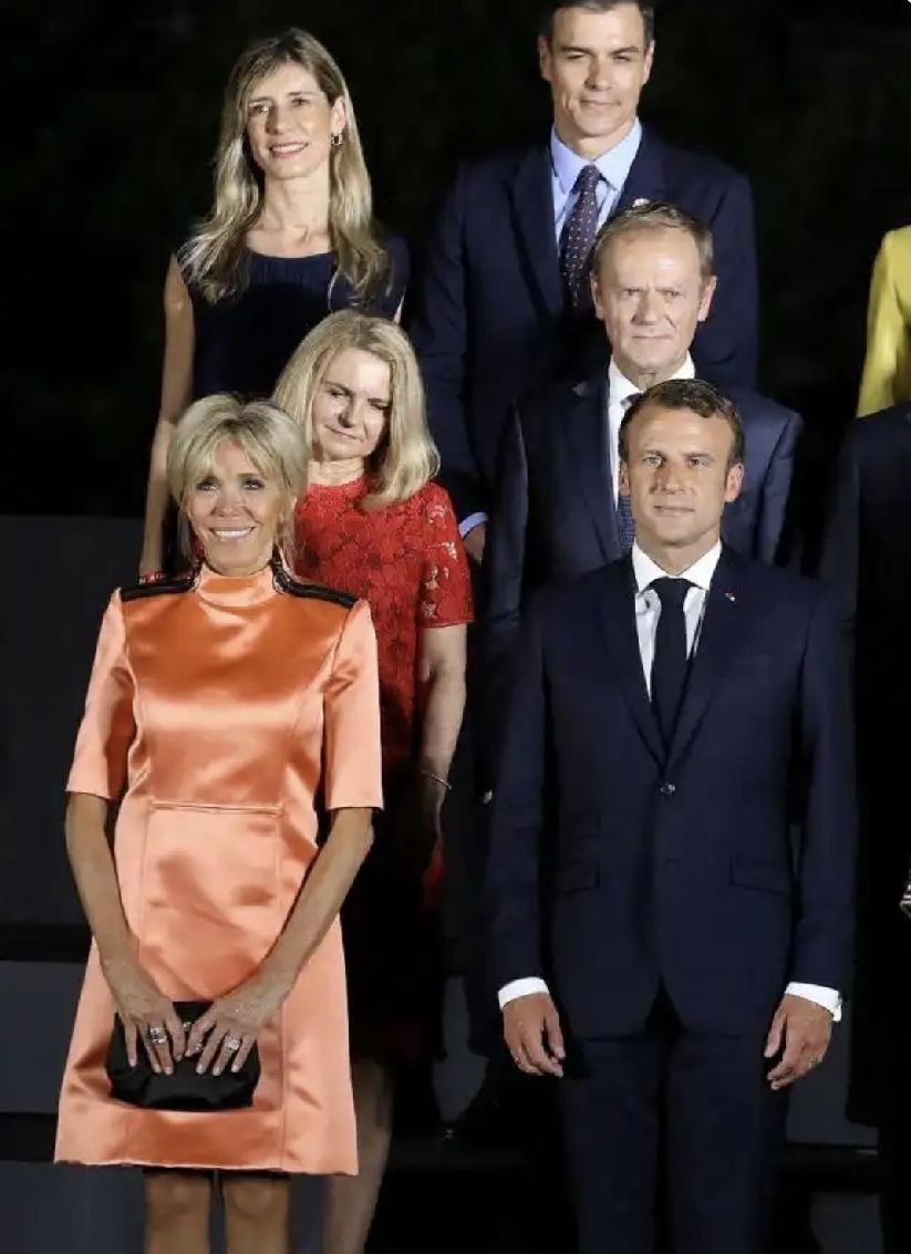 穿橙色裙子的布丽吉特成全场亮点，马克龙的脸上好有光。爱美之心，人皆有之。特朗