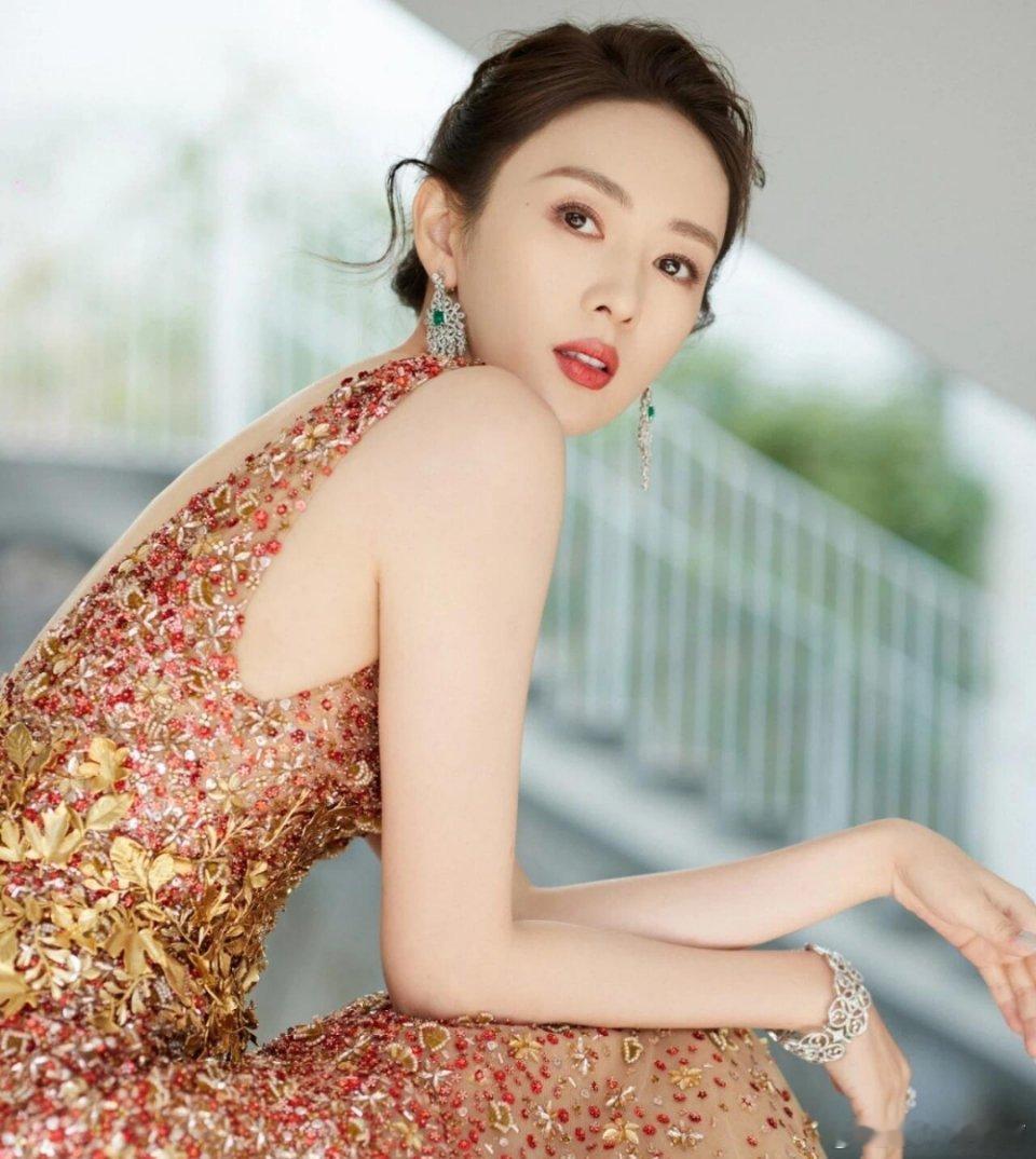 童瑶妆造正确觉得宝宝的颜值这一块有点到位，在妆造这一方面，真的一直都是优雅气质并