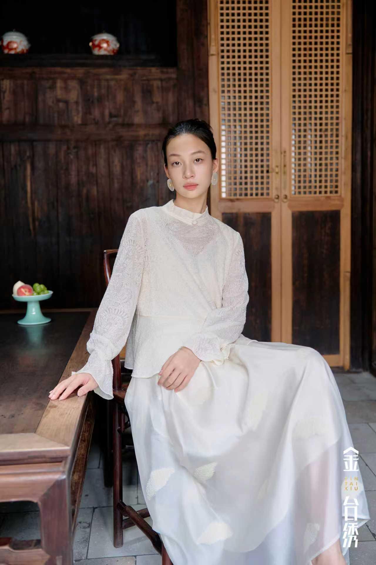 柔软悸动触及柔软,率性游走隐微之美,尽释格调上衣半裙时尚