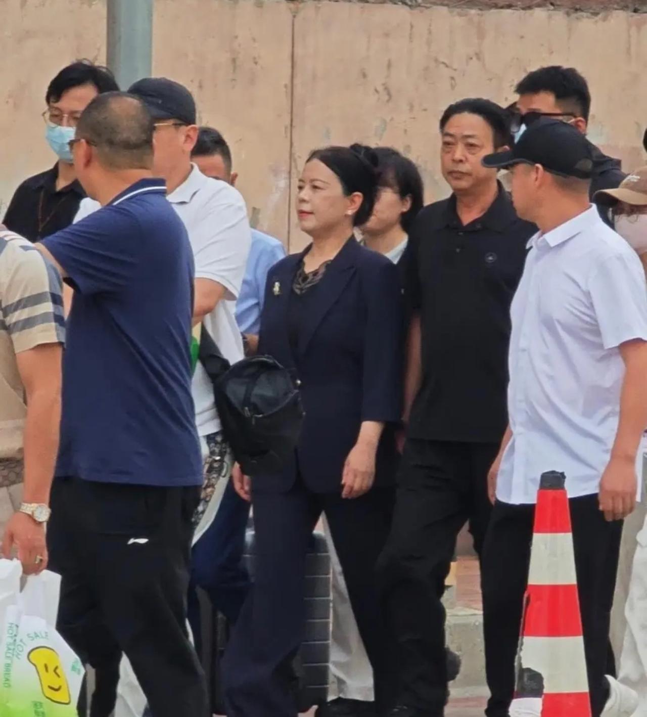 这张照片就能看出姚策的养父有多疼他，姚策已经去世了几个月，养父姚世兵明显还没有走
