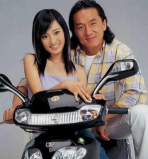 2003年，49岁的成龙和17岁的杨幂拍了一个广告，结账时，成龙拿到了50万，杨