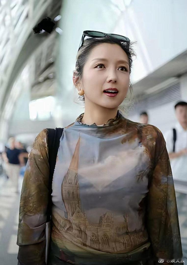 何洁的状态变化太惊喜，整个人焕然一新，颜值气质双双提升，美得让人眼前一亮。