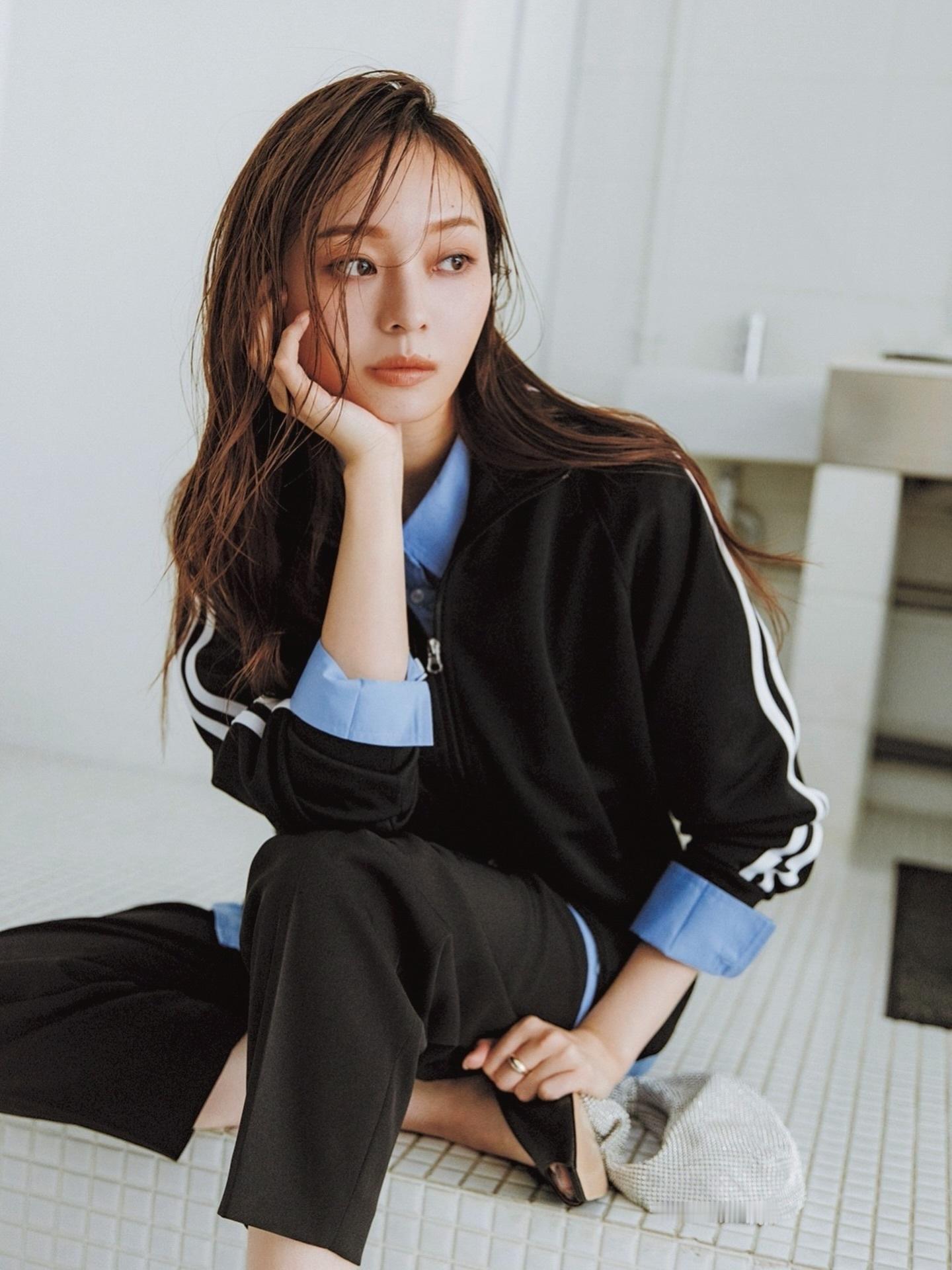 梅澤美波「🖤CLASSY.6月号本日発売です。「お仕事の日に選ぶ黒い服」とい