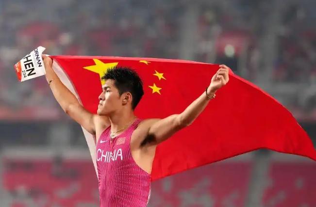 俄罗斯媒体也是看热闹不嫌事大，这张日本运动员向亚运会110米栏冠军“下跪”的照片