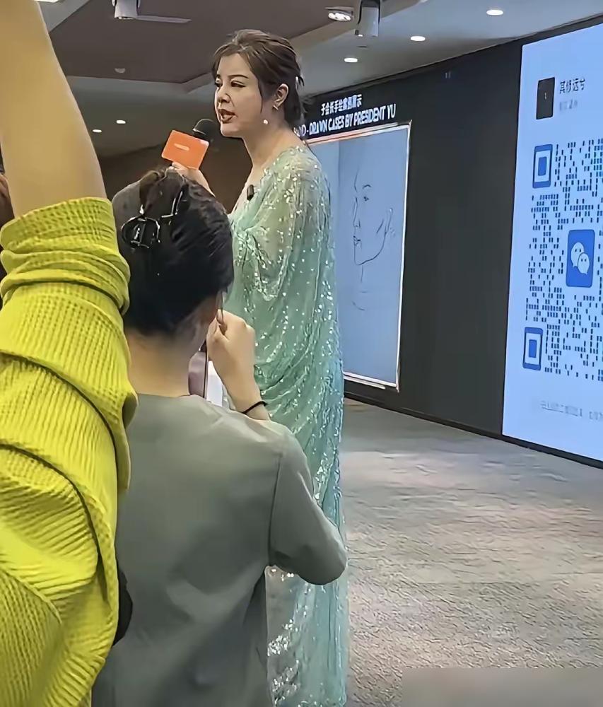 笑死！于文红活成了一个笑话，医美反面教材，砸自己的招牌。​一袭青绿色薄纱，勾